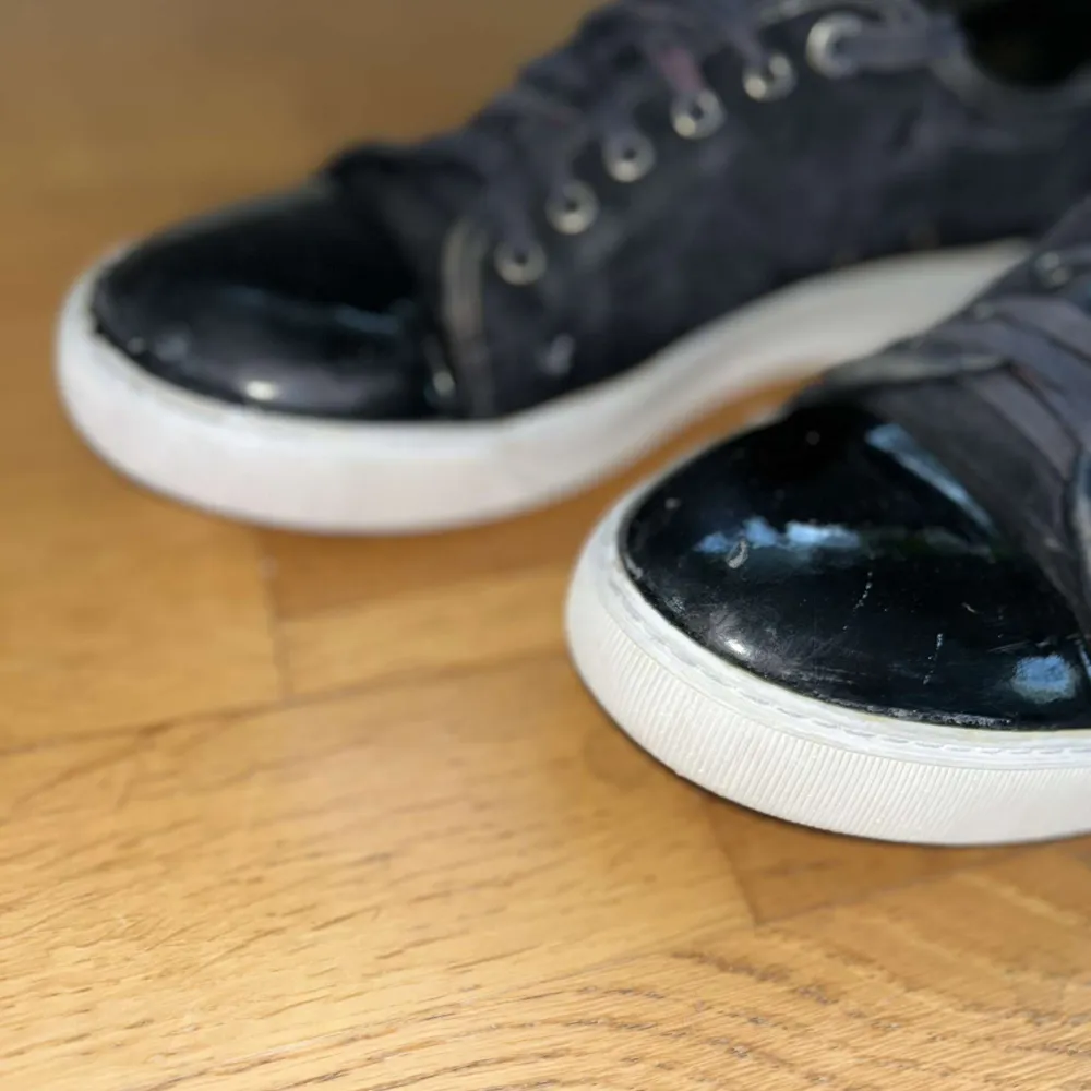 Säljer ett par använda lanvin skor. Färg svart.  Storlek 41-42(uk 7). // skriv vid övriga frågor eller intresse//. Skor.