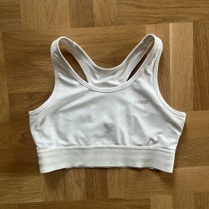 Sportbh - Stronger - Använd enbart 5 gånger. Råkade bara tvätta fel och därav försvann märken. Sitter bra och ger medium support!