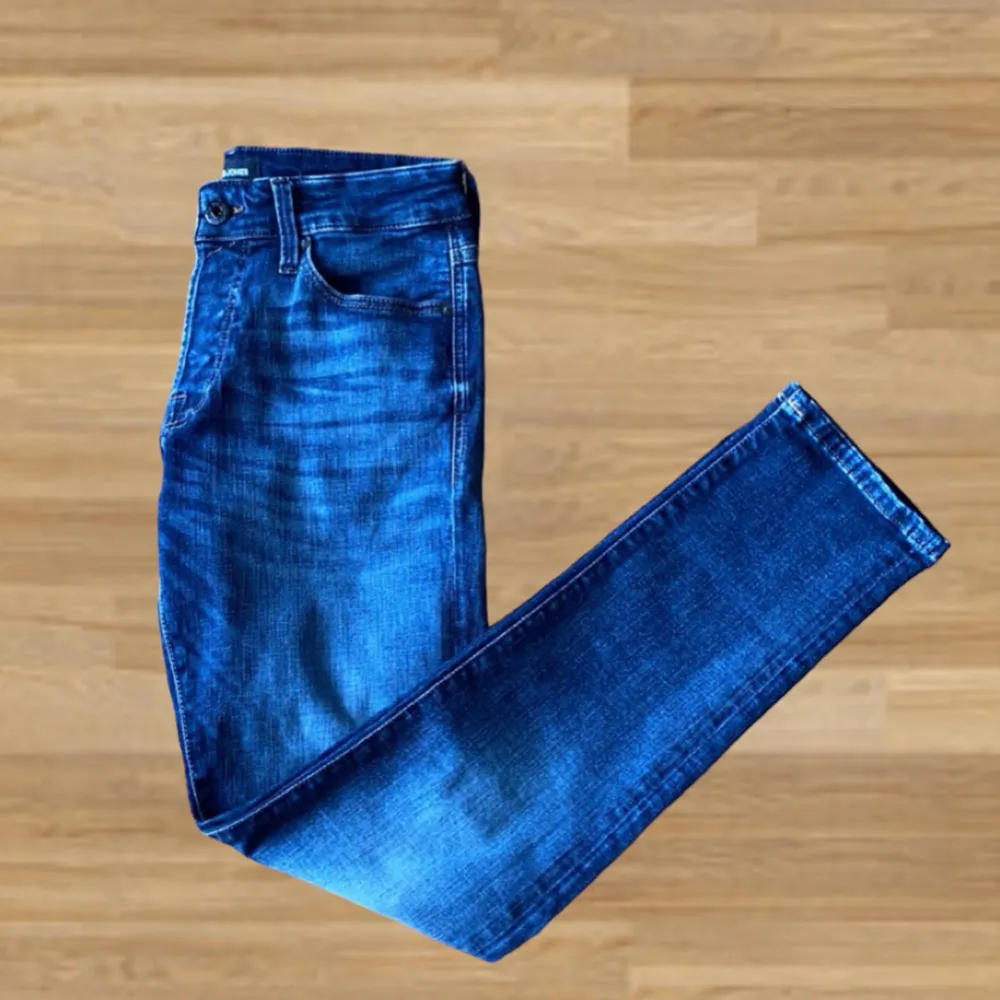 Dessa stiliga Jack and Jones jeans är nu till försäljning. Storleken är W28 L30, de är i helt nytt skick endast testade. Priset går att diskuteras vid snabb affär👍🏼🤝🏼 Pris: 699 Snabb leverans🚚💨. Jeans & Byxor.