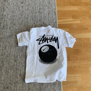 Stussy  - Jag fick tröjan av en kusin och den har aldrig kommit till användning så säljer därför den! Säljer för 400 men kan sänka!