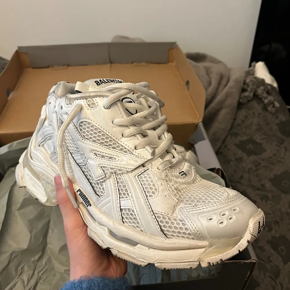 Balenciaga Runners in the white colorway, Condition 10/10 supposte to looked used.. Skor.