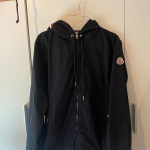 Moncler windbreaker  - Tja, säljer nu min moncler windbreaker 1of1 då den är för liten det är storlek 1 vilket är small den har lite fläckar som man bara märker under blixt, mörk blå   