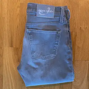 Tja! Säljer ett par jeans från Jacob Cohen som gör handsydda jeans i södra Italien. Storleken på jeansen är 27. Skicket är 9/10 inga defekter. Vid frågor är de bara o skriva
