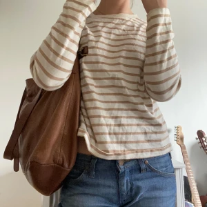 Långärmad tröja - Långärmad tröja som inte används. Den är i bra skick och funkar bra till alla jeans då den inte är för lång eller för kort.  Fråga gärna om du har frågor eller om du vill ha fler bilder! 