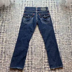 Ett par snygga true religion jeans i passformen Relaxed straight. Lite små slitage där nere men inget man märker(bild 5) kom privat för mer info👍