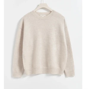 Beige stickad - Helt splitterny från gina med lappen kvar! Säljer då jag ångrat mig och orkar inte returnera, storlek 146-152 men är i oversized modell så passar XS-S, även M. Nypris 249