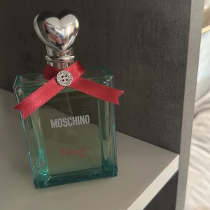 Parfym moschino 100ml - 100ml full flaska utan förpackning 