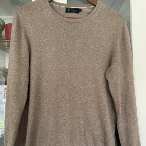 Tröja Riley  - Säljer denna snygga beige Riley tröja  Den är i Nyskick knappt använd!  Storlek Small Hör av dig!