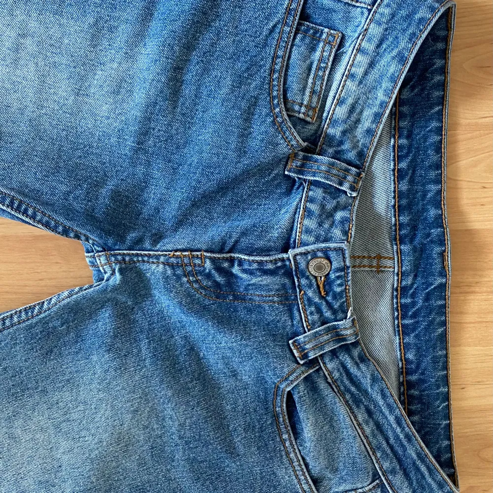 lågmidjade jeans från brandy melville (kylie jeans)  i  super bra skick, bara använt cirka 3 gånger eftersom de har blivit för små. Köptes för 40$ + frakt 7$, säljer nu för 320 kr 💙. Jeans & Byxor.