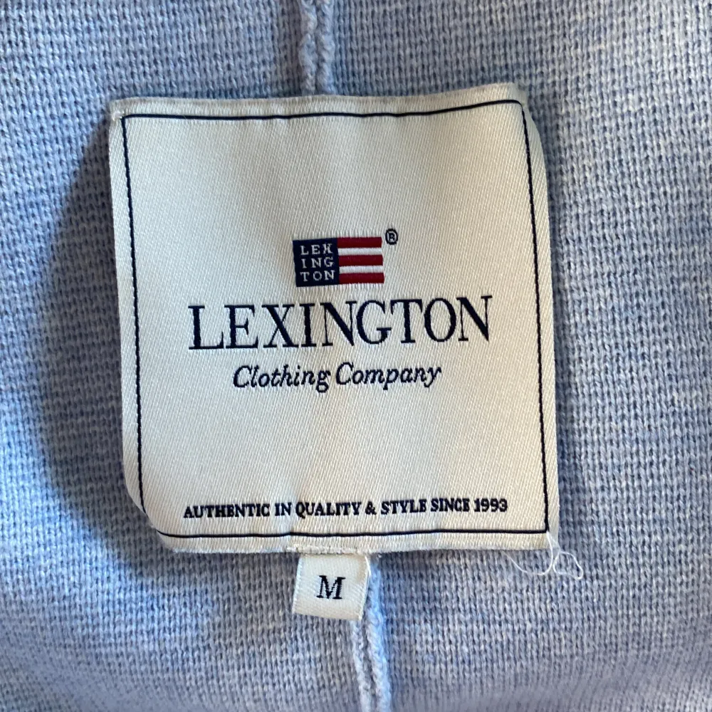 Säljer nu denna sköna stickade kavajen ifrån märket Lexington i ett perfekt skick! Storleken är M kan passa S med! Nypris ligger på 1299kr❌ säljer nu för endast 349kr✅ Hör av dig vid minsta lilla fundering!! 😊😊. Tröjor & Koftor.