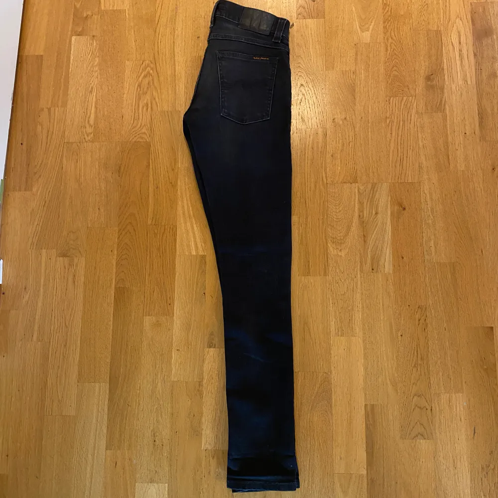 Tja! Säljer ett par nudie jeans i modellen Tight Terry. Storleken på jeansen är 28-32. Skicket är 8.5/10. Vid frågor är de bara o skriva🙌. Jeans & Byxor.