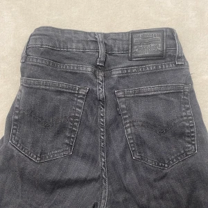 Levis jeans  - Säljer mina svart bootcut jeans från Levis! Väldigt bra skick och nästa helt oanvända❤️ Pris kan diskuteras🩷