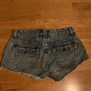 Jeansshorts  - Lågmidjade jeansshorts i storlek 36/S köpt men aldrig använt. Fint skick. Ljusblå jeans färg🙌