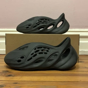 Yzy Foam Rnnr - Yeezy Foam Runner Onyx. Väldigt bra skick, 10/10. Sitter som en 42-44,5. Kvitto finns  Köpta från Adidas. Kan mötas upp i Stockholm. Skriv ett Dm för mer info