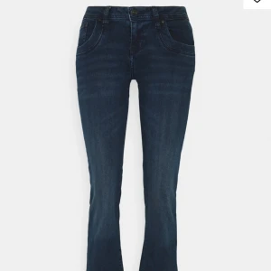 Ltb-valerie jeans bootcut low waist - Säljer mina as snygga ltb jeans!!  Pris kan diskuteras💘💘Storlek 27/32!  priset när ja köpte dom: 949kr 