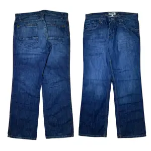 American Rag jeans i storlek W34/L30. Lite slitna längst ner. Jag på bilden är 180 cm. Mått: ytterbenslängd - 101 cm, midjemått - 45 cm, benöppning - 22 cm. Skriv för fler bilder och frågor!