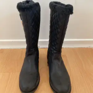 Svarta gosiga skor som håller dig varm under kallt väder