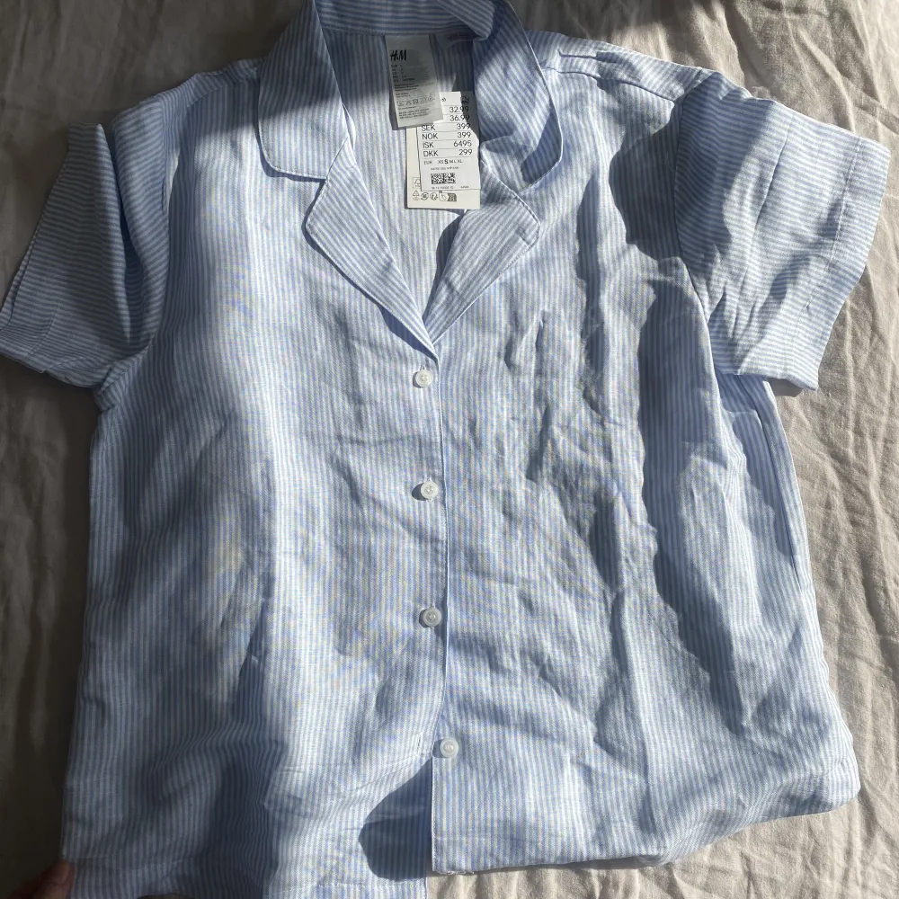 Säljet detta helt nya linne pyjamassetet från hm. Såå skönt och fint! Köpt för 400kr men säljer nu för 270kr❤️. Skjortor.
