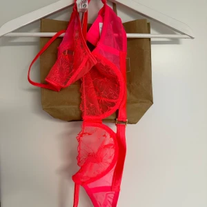 Intimissmi bh & string  - NYTT med prislapp kvar!  Storlek 75B i bh  Xs i trosor. 