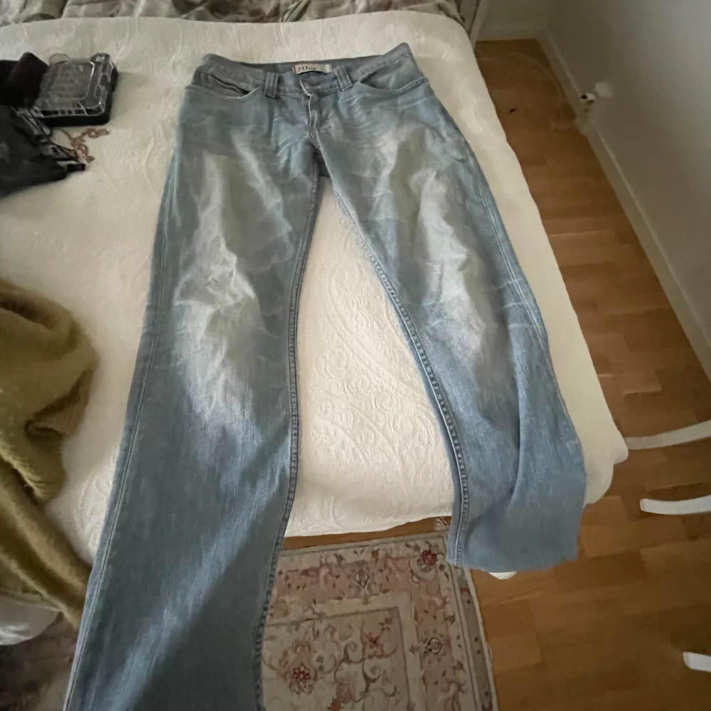Så snygga Levis jeans i modellen 511!! Fint skick, i storlek W31 och L34 Midjemått 39-40 cm men är stretch. Pris kan diskuteras vid snabb affär. Jeans & Byxor.