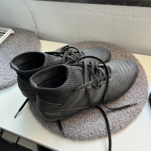 Köpta för ett tag sen men passar inte, fortfarande bra skick även fast dem e använda  - Storlek 41 och en halv 