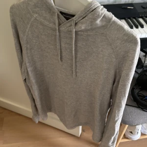 Grå hoodie (L)  - Grå hoodie i ”linen blend” från Dressman i storlek L. Väldigt fint skick och har använts ytterst lite. 