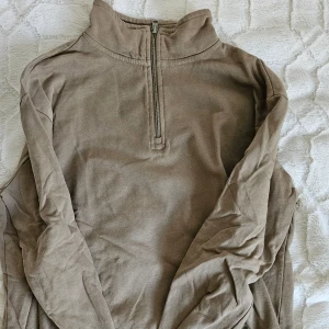 Mysig tröja med krage - Beigebrun tröja med krage/ crewneck. Väldigt mjuk på insidan😊 