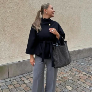 Poncho - Intressekoll p missäy poncho, helt ny oanvänd