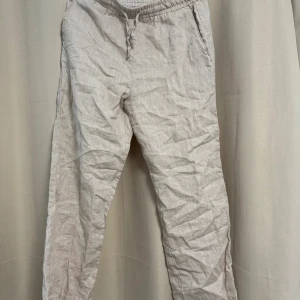 Linnebyxor - Luftiga beiga linnebyxor i äkta linne, knappt använda. Köpta för 599kr