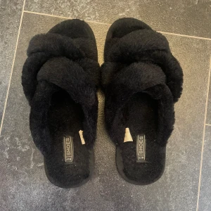 Pälstofflor - Passar en 38! Använd högst 3 gånger