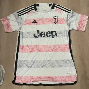 Säljer min Juventus tröja säsong 2023/24 fans version. Har aldrig använts och pris kan diskuteras 