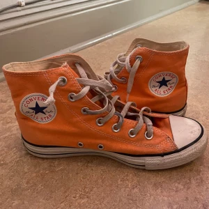 Orangea Converse  - Jättefina orangea converse! Köpte på Plick, men säljer pga att det inte kommer till användning. Skorna är i bra skick och är i storlek 39