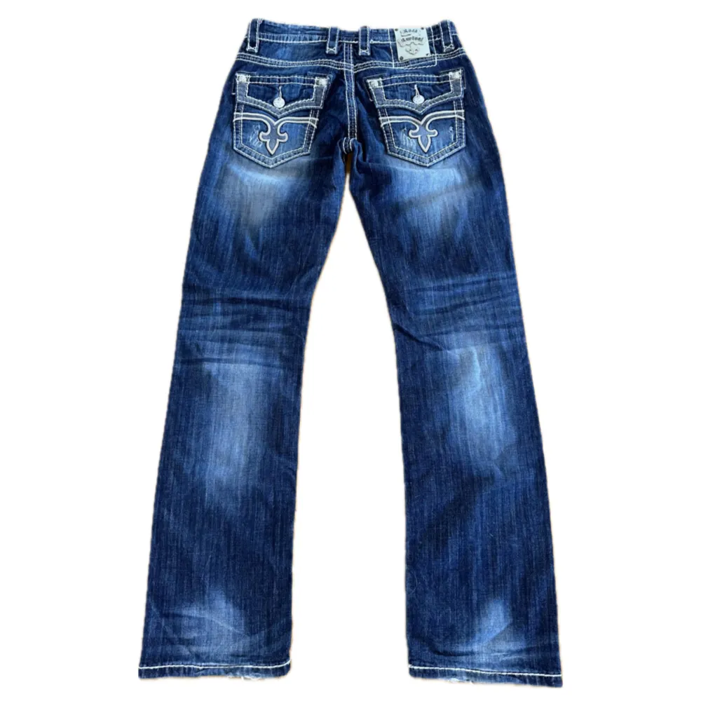 Fett drain o snygga rock revival jeans i super bra skick, knappt använda. Har lite distressing på låren o bakfickan, vilket är en del av designen. Midja: 41 cm. Längd: 113 cm. Benöppning: 22 cm. Ställ gärna frågor, priset kan diskuteras.. Jeans & Byxor.
