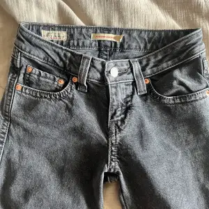 Säljer dessa oanvända levis jeansen med fickor där bak. De är lågmidjade och är lite mer utsvängda än bootcut. 