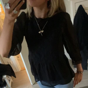 Svart blus - Svart jättesöt blus från vero Moda, knappen borta i ryggen men märks knappt. Går inte ner i pris!