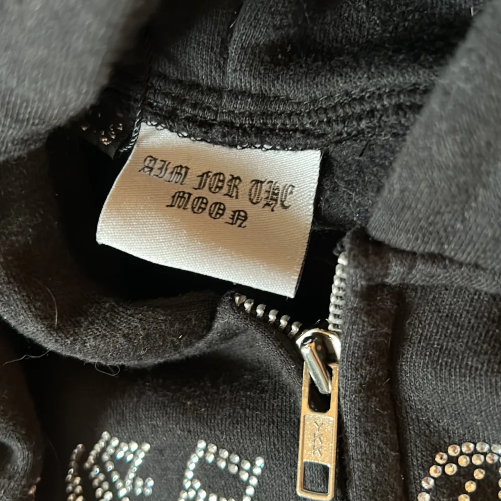 Det är en Aim for the moon hoodie som inte sälj längre. Original pris 900kr mitt 350 den är 10/10 i skick och är xs. Perfa till sommaren . Hoodies.