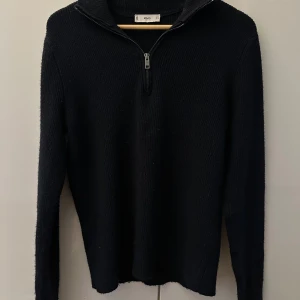 Mango halvzip - En mörkblå snygg halvzip från mango, Storlek M men sitter mer som S. 