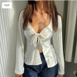 Maddy blouse- vit - Trendig tröja ifrån Design by si i vitt i storlek xs/s