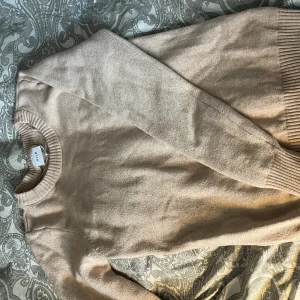 Stickad tröja från vila - Säljer en jättefin mjuk stickad tröja från vila i strl S🩷 säljes då den tyvärr inte kommer till användning