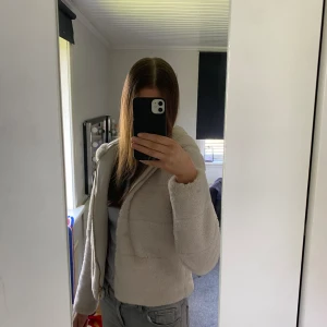 Vårjacka - Beige pälsjacka i bra skick, använd fåtal gånger.
