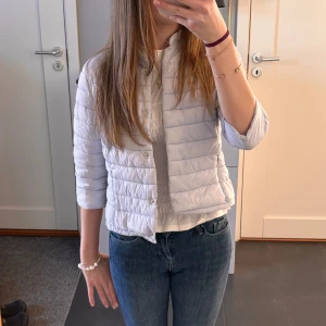 Trekvartsärmad jacka - Blå/grå Trekvartsärmad jacka perfekt till våren. Har en liten fläck på baksidan av ärmen😊