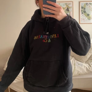 Hoodie - Svart hoodie med text. Från Levis. Köpt för några år sen, använd mycket men jag anser att den ser bra ut och inte sliten. Priset går att diskutera! Obs den är lite dammig vid texten men det rollar jag innan postningen.