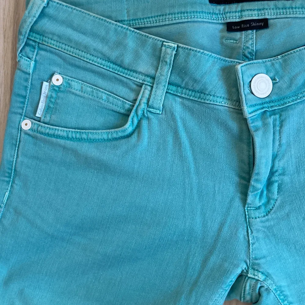  Super snygga blå lågmidjade Calvin Klein Jeans. Fina söm på fickorna och fin passform! Modellen är i straight leg.. Jeans & Byxor.