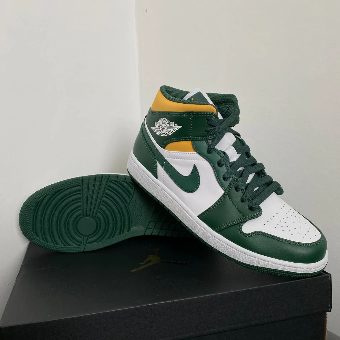 Jordan 1 Mid Sonics