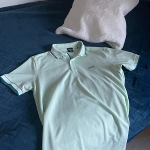 Hugo boss pike - Piké från Hugo boss 10/10 i skick. Perfekt till sommarn. Skriv gärna för mer info!