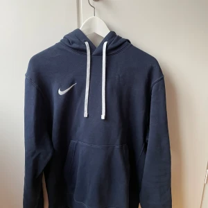 Nike hoodie  - Bredd: 48 cm. Längd: 62 cm. Tröjan är i perfekt skick utan någon som helst defekt. Tveka inte med att höra av dig vid funderingar 👍