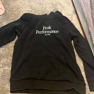  Pik performance hoodie säljer den för att den är för liten den har lite färg på sig som man kan se bilderna