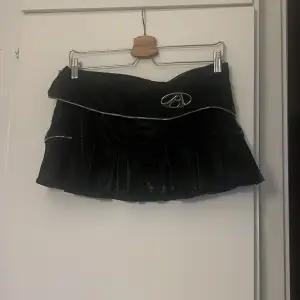 svart minikjol, med insydda shorts, ej använd, bra skick, polyester. skriv privat om ni vill se den på (kan ej lägga ut pga religösa skäl)