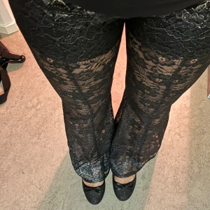 Spetsbyxor - Trendiga spetsbyxor i bootcut modell! Köpta på H&M, helt oanvända💘 