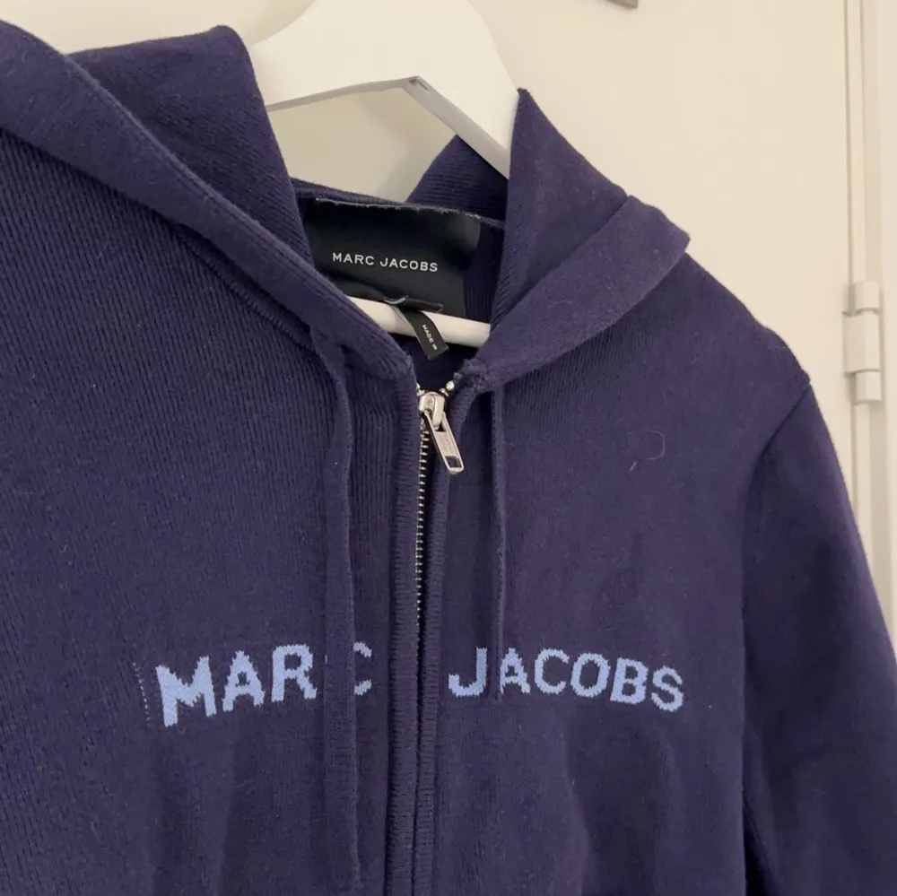 Jätte fin Marc Jacobs hoodie som är köpt i Grekland för ca 3000kr. Använd fåtal gånger och är i jätte bra skick. Storleken är S. Den är jätte skön att ha på sig, gillade ha denna på sommar kvällar när det var lite kyligt. Skriv för fler frågor!💙. Hoodies.